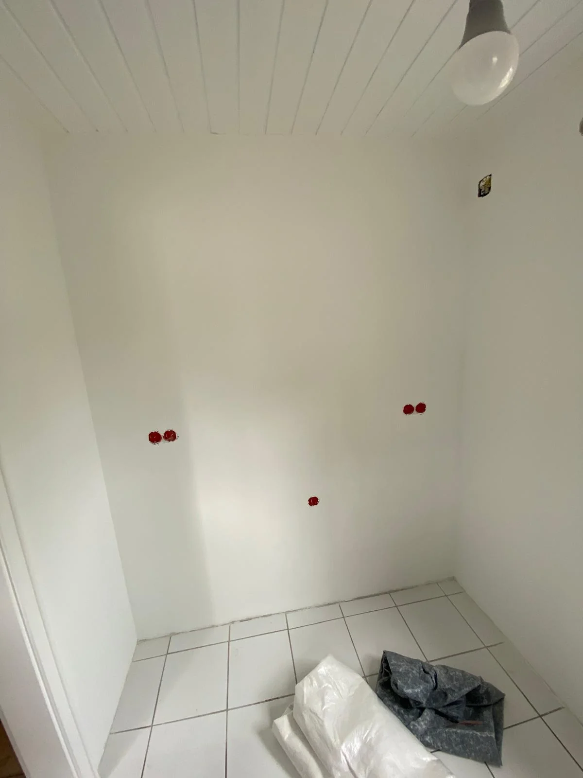 Helle Wandflächen in einem Raum während der Renovierung.